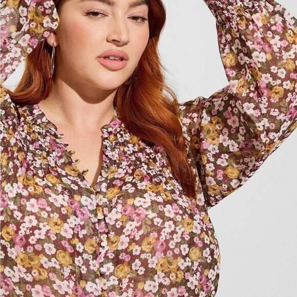 Torrid - Crinkle Chiffon Smocked Blouson Sleeve Blouse in Floral​​​​​​ - Picture 12 of 14
